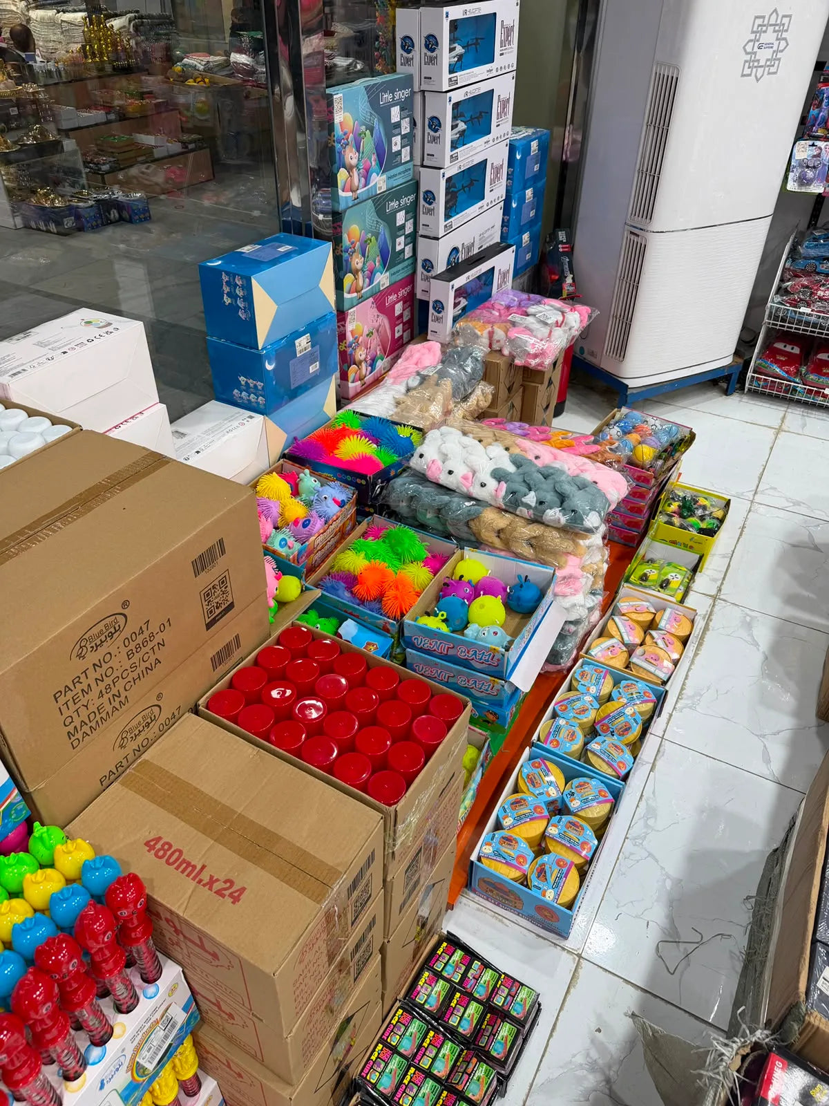 بضاعة ألعاب بالجملة في كراتين